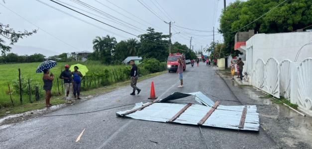 Impactantes lluvias causan caída de árboles y letreros en Imbert y Luperón, Puerto Plata