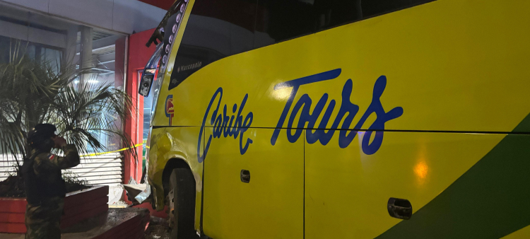 Accidente en Caribe Tours: Jeepeta no respeta semáforo y provoca colisión contra estación