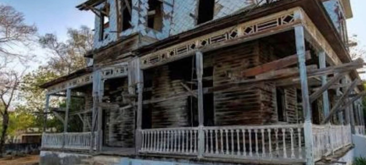 Investigación sobre posibles actividades criminales en incendio de villa emblemática en Monte Cristi