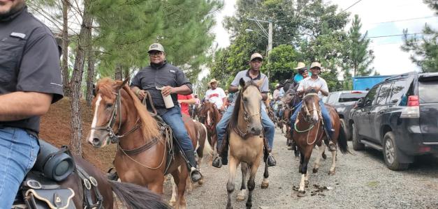 Participación de más de 600 caballos en la 8va Cabalgata Nacional Rancho Arriba