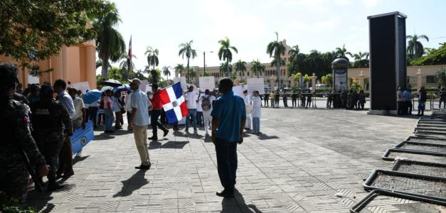 Profesionales exigen respuestas en el Palacio Nacional