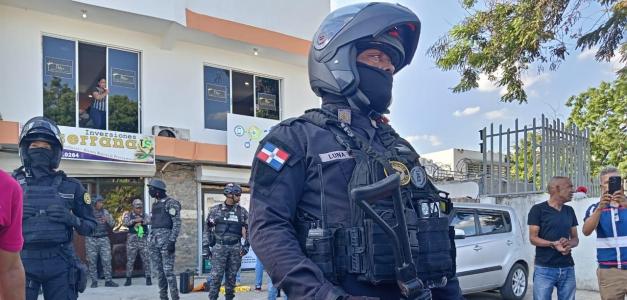 11 policías arrestados por la muerte de cinco hombres en Santiago