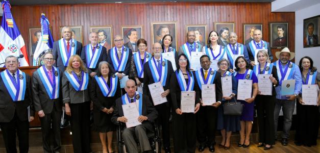 Juramentación de 24 nuevos miembros de honor en el Instituto Duartiano