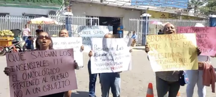 Protesta de Pacientes frente al Hospital Oncológico del Cibao