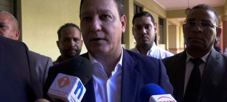 Abel Martínez solicita levantamiento de embargo de cuentas judiciales; demandante se opone