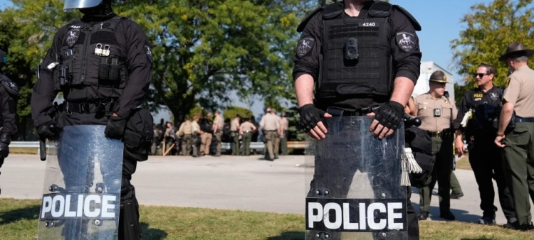Acciones intensificadas de policías migratorios en Chicago: uso de helicópteros y agentes químicos.