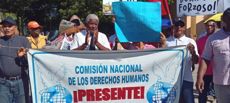Manifestación en el Palacio Nacional contra desalojos en el Día de la Vivienda Digna