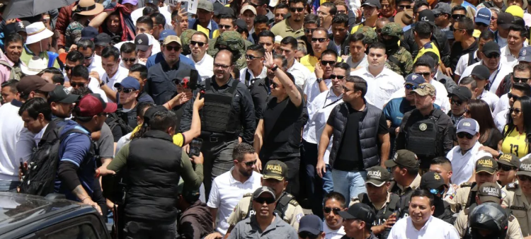 El Presidente de Ecuador sale ileso de un ataque a balazos a su caravana