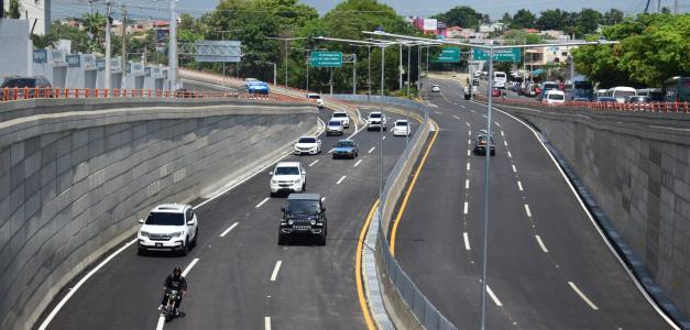 Caos en el Paso a Desnivel: Problema Persistente para los Conductores en Horas Pico