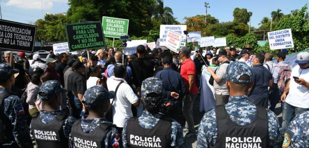 Protesta de agrónomos reprimida por policías frente al Ministerio de Agricultura