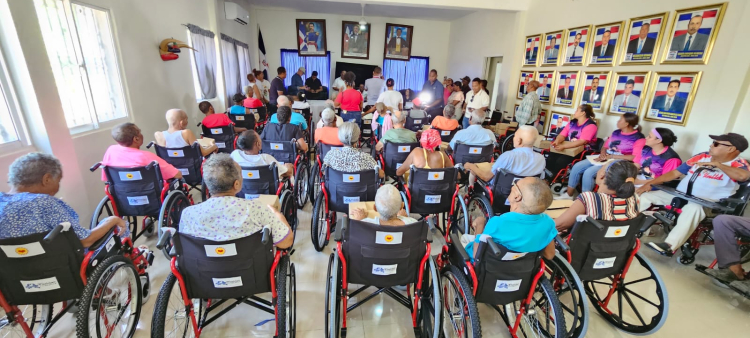 Entrega de 1,223 sillas de ruedas a personas con discapacidad en el país