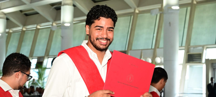 Emotivo Encuentro en la Graduación: Alice Rizvi se Reencuentra con su Padre Biológico