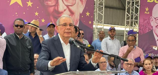 El título profesional en español sería: “Danilo acusa a Abinader de un aumento en la deuda nacional debido a un malgasto gubernamental”
