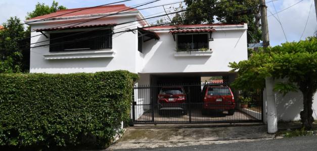 Vecinos conmocionados por tragedia en El Millón: Familia unida y en silencio.