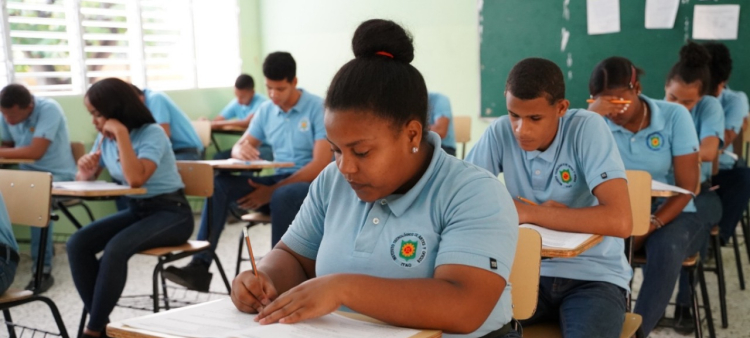 Promoción de Estudiantes en Pruebas Nacionales: Más del 75% Avanza con Aprendizaje Calificado como “Insuficiente”