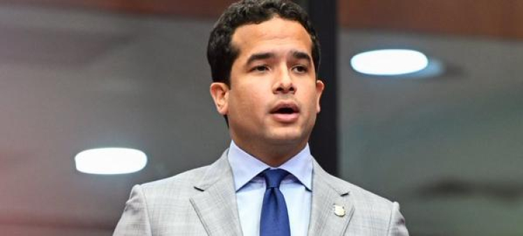 Omar Fernández insta a cumplir la ley y eximir de impuestos salarios de hasta RD$52,000