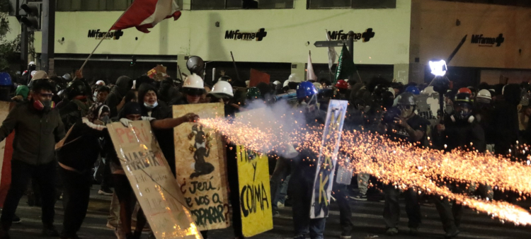 Protesta masiva en Perú deja varios heridos tras asumir nuevo gobierno