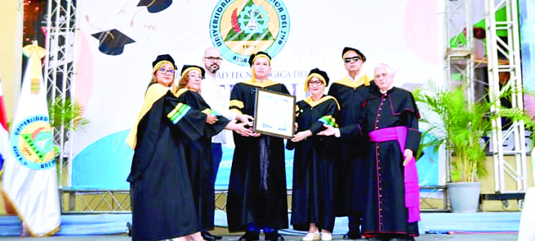 Graduación récord de 644 profesionales fortalece liderazgo regional de UTESUR en Azua