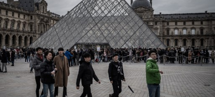 Atraco en el Louvre: Cierre del Museo por Robo sin Heridos