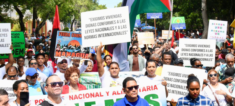 Marcha en defensa de la vida y el agua hacia el Palacio Nacional