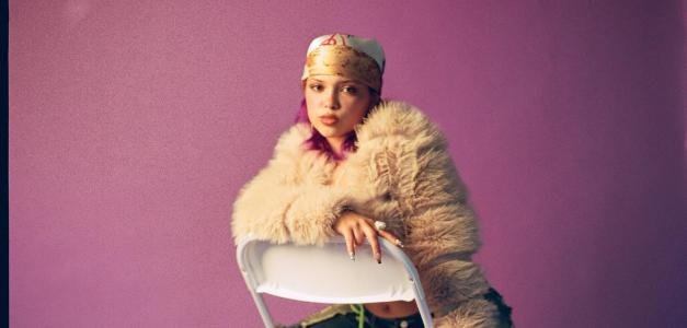 Lenexx: Artista emergente invierte en su música como traductora de documentos