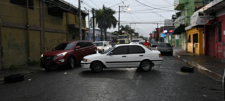 Hombre obstruye tráfico frente a su hogar inundado