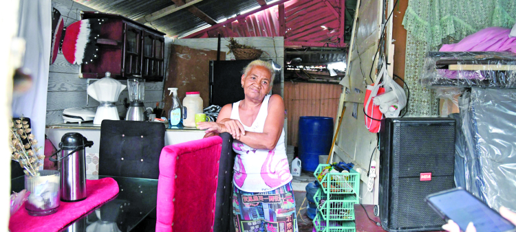 Vecinos trasladan pertenencias ante amenaza de tormenta Melissa