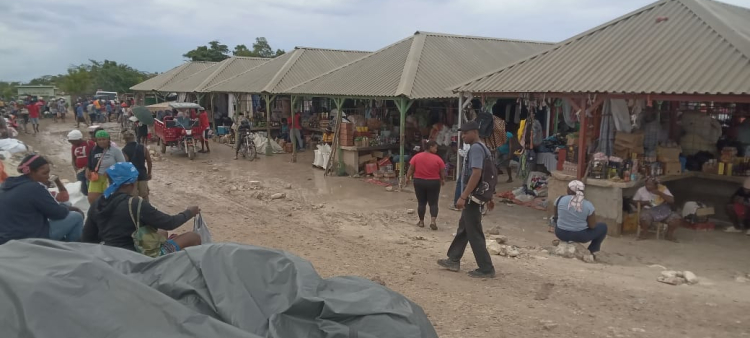 Mercado binacional de Pedernales afectado por lluvias provocadas por tormenta Melissa.