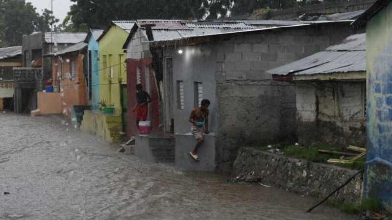 Inundaciones en Baní: Familias Atrapadas y Vías Bloqueadas