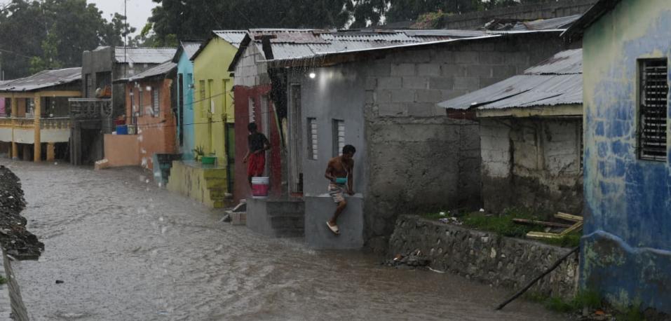Inundaciones en Baní: Familias Atrapadas y Vías Bloqueadas