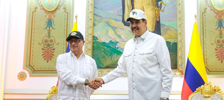 Crítica de Maduro a las sanciones de EEUU a Petro y comparación de Venezuela y Colombia