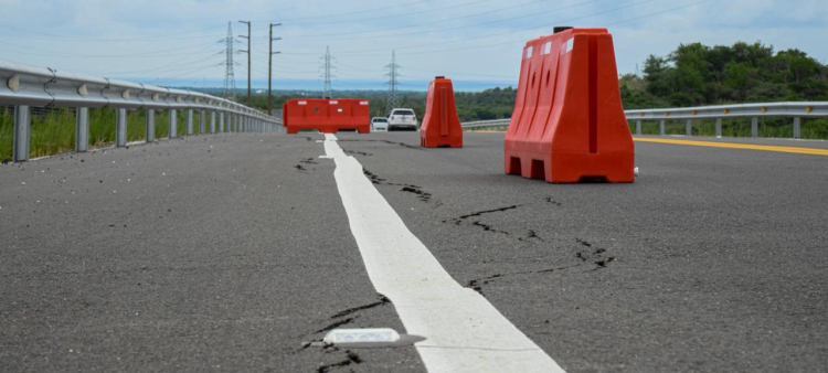 Problemas de grietas en nueva circunvalación de Baní, apenas dos meses después de su inauguración