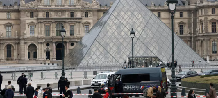Dos hombres arrestados por robo de joyas en el Louvre, Francia