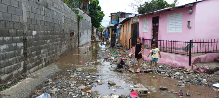 Viviendas en ruinas tras inundaciones de lodo en barrios vulnerables de Baní