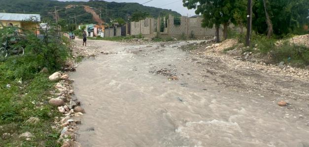 Amenaza de Desbordamiento del Arroyito Pone en Riesgo a Dos Barrios en Barahona
