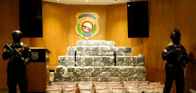 Incautan 650 paquetes de cocaína de una lancha en Baní: detenidos dos dominicanos