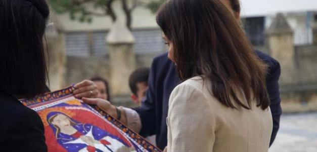 Embajadora Leah Campos asiste a misa en la Catedral Primada de América.