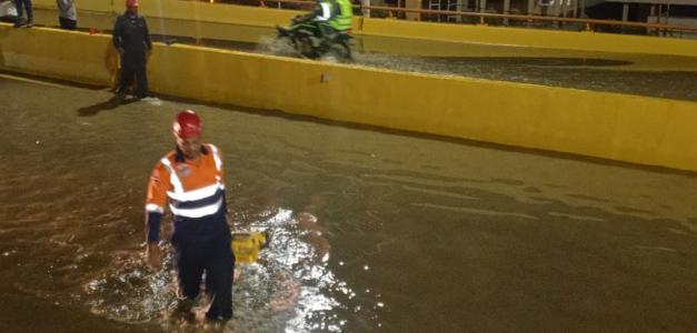 Caos vehicular en Santiago por lluvias: drenajes obstruidos en el elevado de la entrada