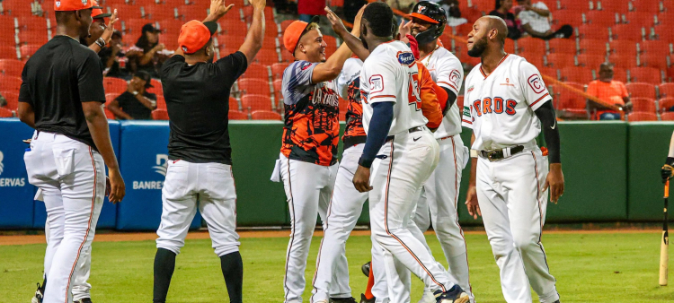 Noel y Jiménez impulsan victoria de los Toros ante el Escogido