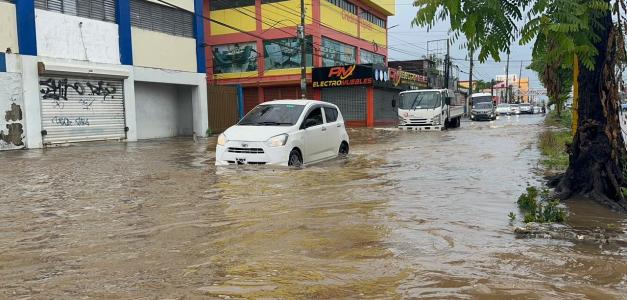 Inundaciones causadas por vaguada en Santo Domingo Este y la región del Cibao
