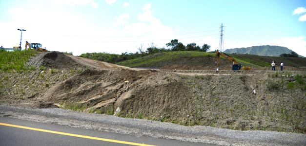 Reparación de grietas: Destrucción de tramo de la Circunvalación de Baní