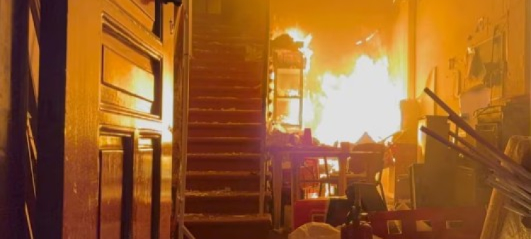 Incendio en el Palacio de Gobierno de Apatzingán en protesta por la muerte de Carlos Manzo y Bernardo Bravo