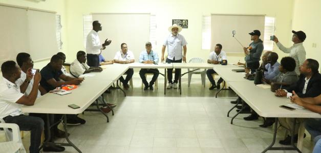 Encuentro en la frontera entre haitianos y dominicanos para regularizar el paso de motocarretas por Dajabón