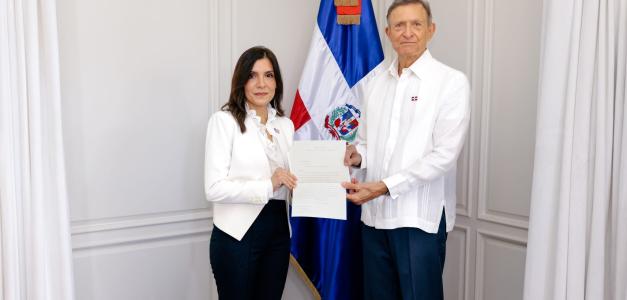Presentación de cartas credenciales de la Embajadora Leah Campos al canciller Roberto Álvarez