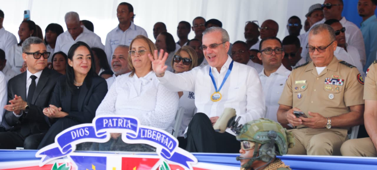 Desfile encabezado por Abinader con motivo del aniversario de la Constitución dominicana.