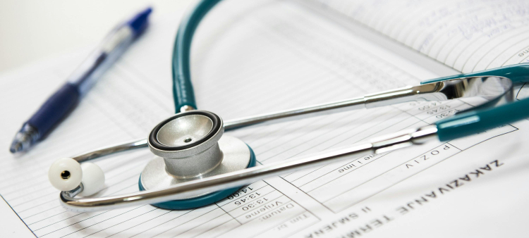 Incremento de contratación de profesionales de la salud extranjeros en países desarrollados debido a escasez