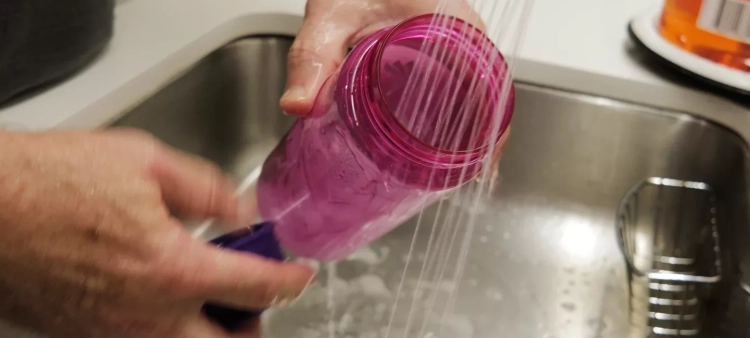 La Importancia de Limpiar tu Botella de Agua: Razones y Métodos