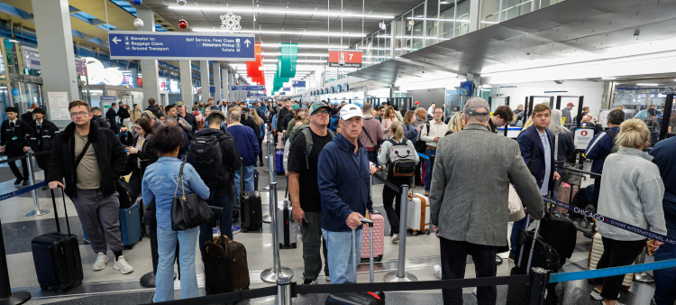 Posible reducción drástica del tráfico aéreo de EE. UU. en Acción de Gracias ante persistente cierre