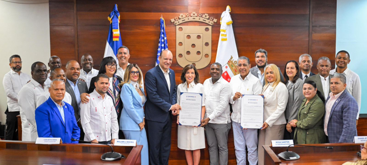 Reconocimiento del Ayuntamiento de Santiago a la gobernadora de Nueva York y congresista estadounidense