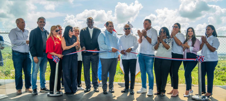 Clausura de vertedero y apertura de relleno sanitario en Baní
